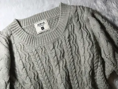 Suéter de lana gris con diseño trenzado talla M - miniatura 2