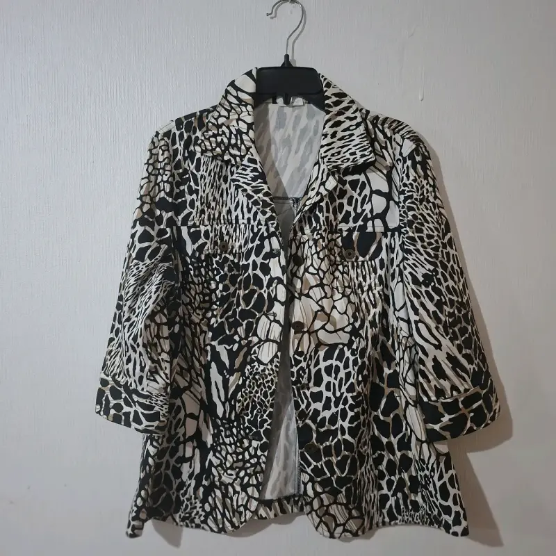 Chaqueta estampada animal print para mujer