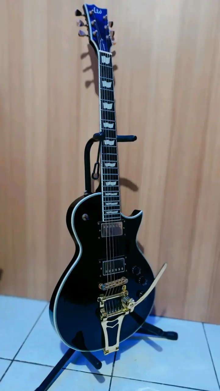 Guitarra eléctrica LTD negra con puente dorado - 2