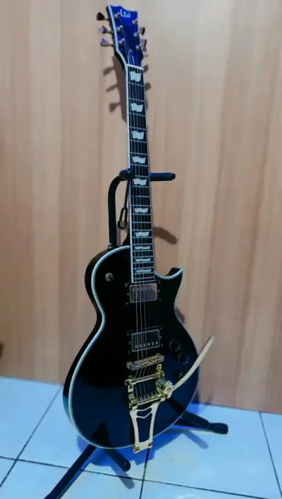 Guitarra eléctrica LTD negra con puente dorado - miniatura 2