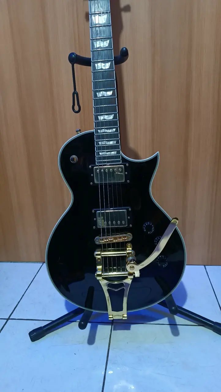 Guitarra eléctrica LTD negra con puente dorado - 4