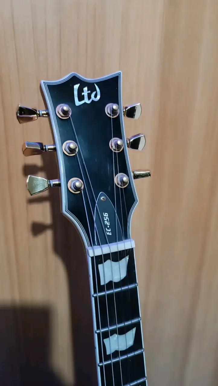 Guitarra eléctrica LTD negra con puente dorado - 5