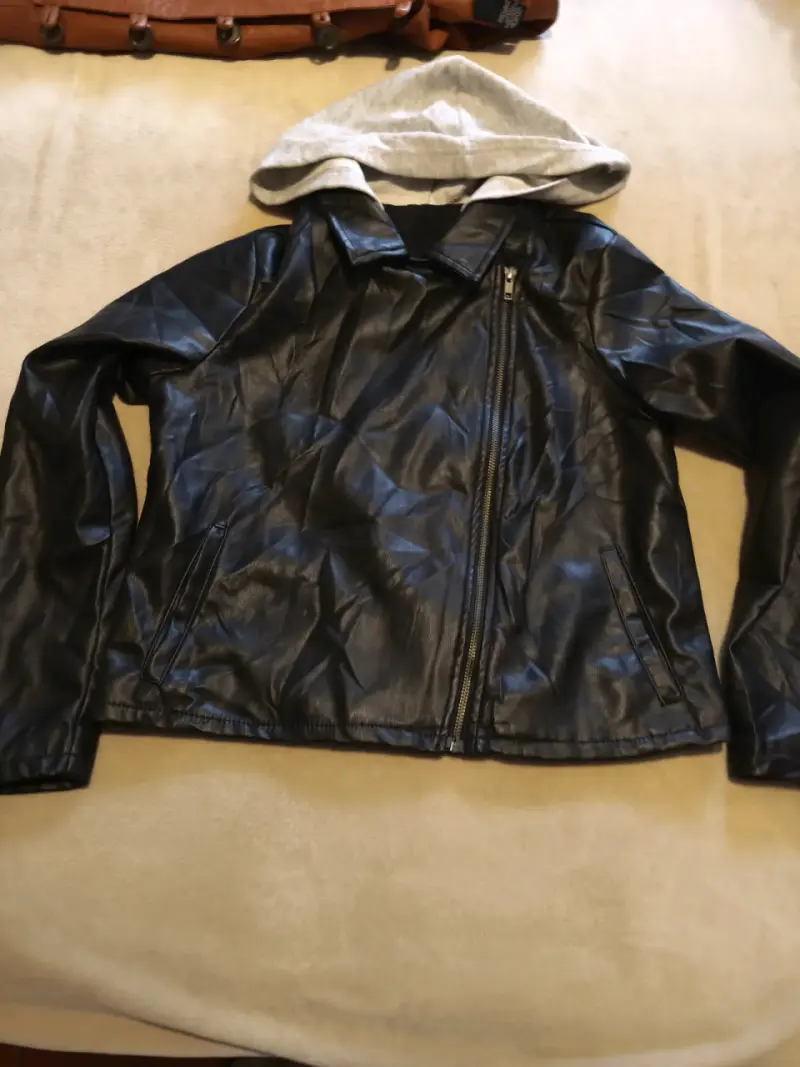 Chaqueta de cuero sintético con capucha desmontable