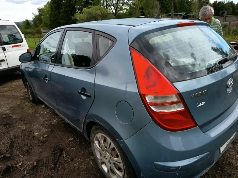 Auto Hyundai i30 Hatchback Azul en Buen Estado - 2