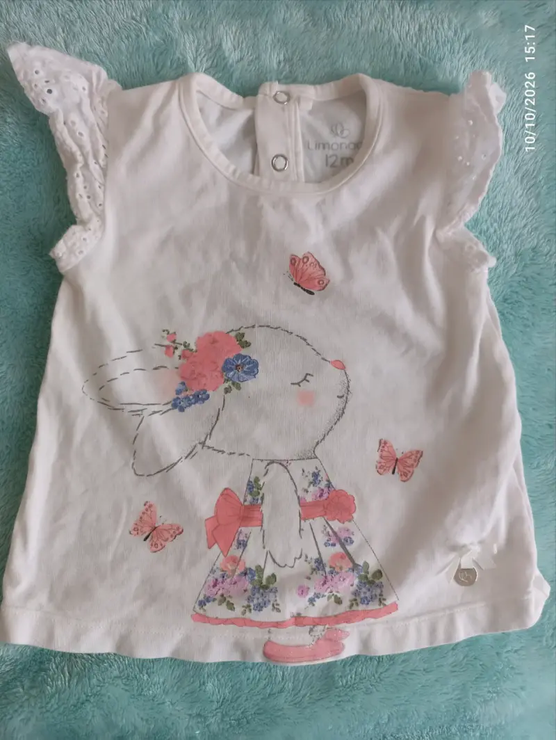 Polera de bebé con diseño de conejo y mariposas