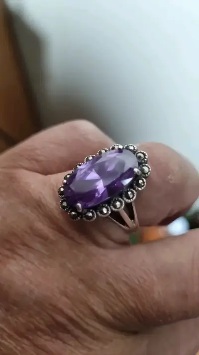 Anillo de plata con piedra morada elegante - miniatura 1