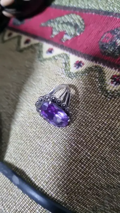 Anillo de plata con piedra morada elegante - miniatura 2