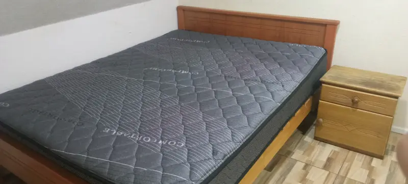 Cama matrimonial con colchón cómodo
