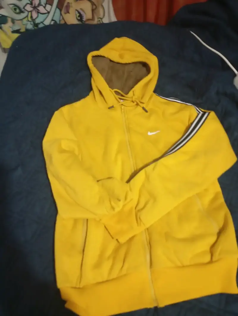 Polerón amarillo con capucha y forro de felpa - 2