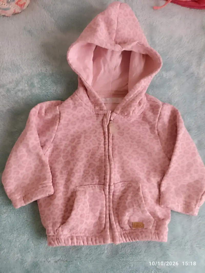 Chaqueta rosada con capucha para niña