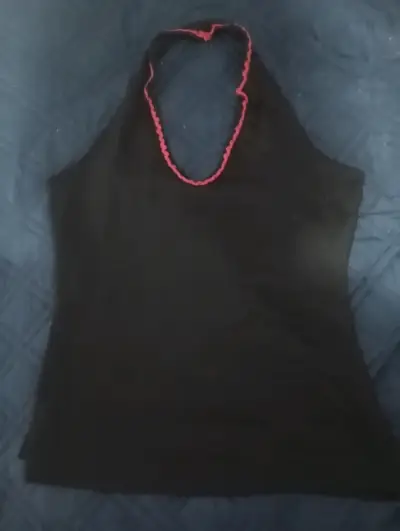 Polera sin mangas negra con ribete rojo - miniatura 1