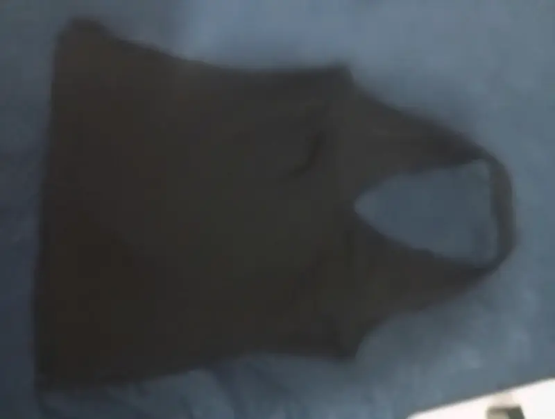 Polera sin mangas negra con ribete rojo - 2