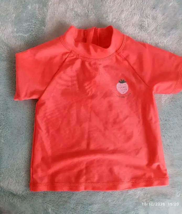 Polera infantil color coral con diseño de fresa