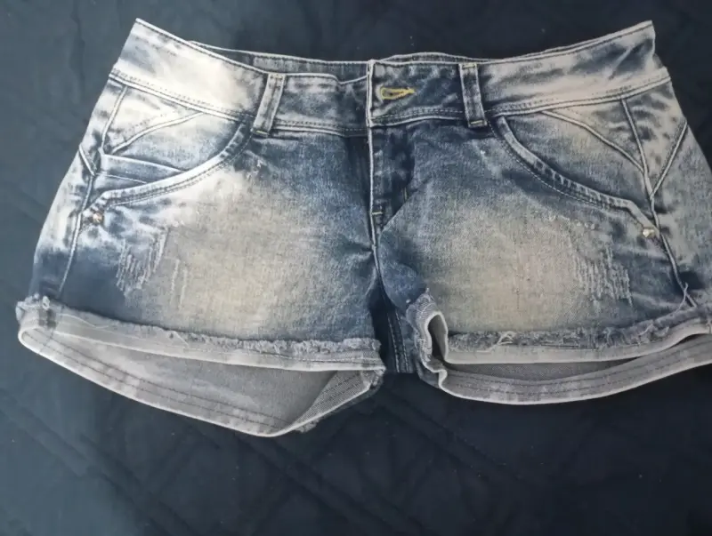 Shorts de mezclilla desgastados para mujer - 1