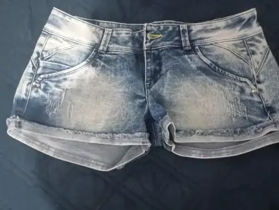 Shorts de mezclilla desgastados para mujer - miniatura 1