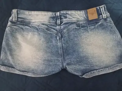Shorts de mezclilla desgastados para mujer - miniatura 3