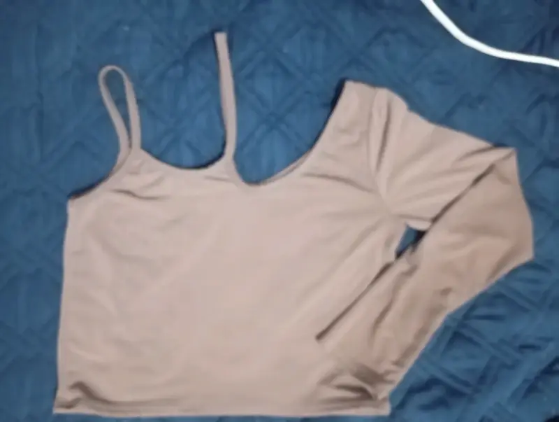 Top asimétrico beige para mujer
