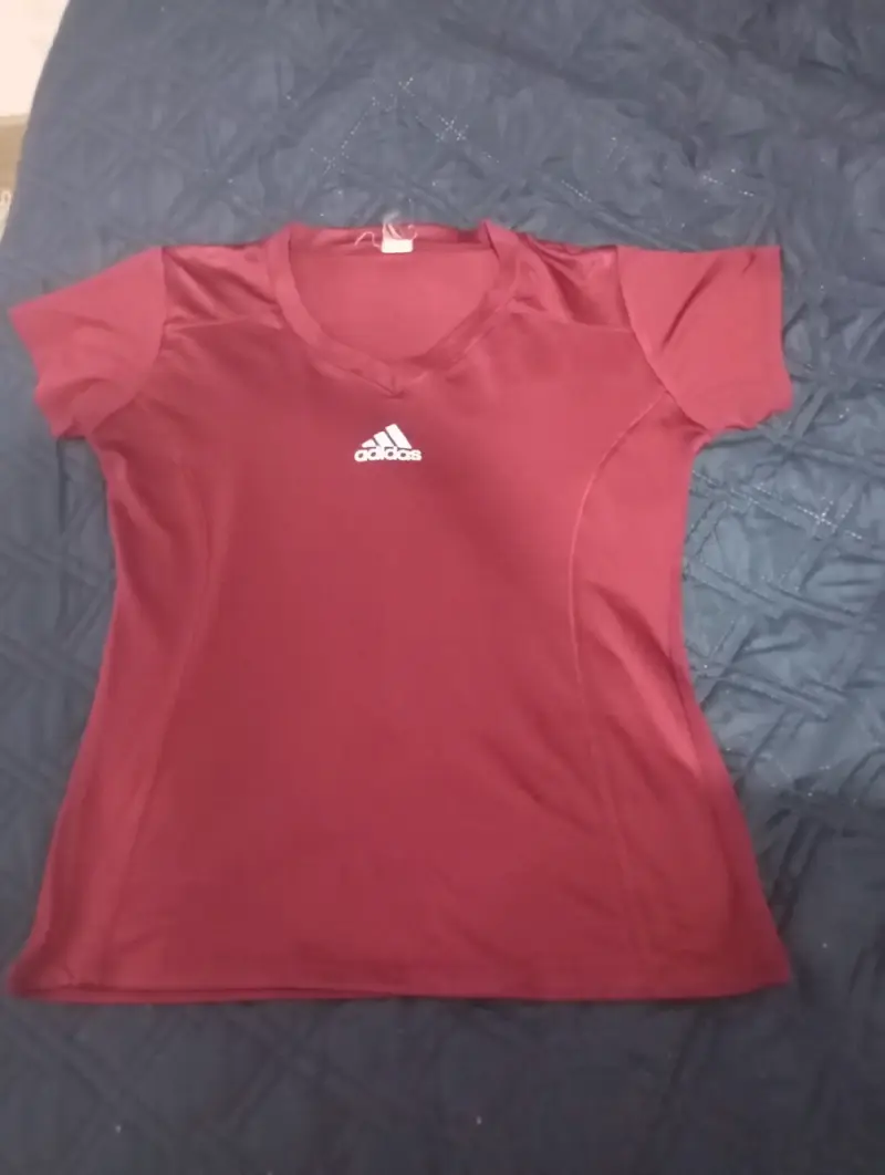 Polera deportiva roja Adidas para mujer