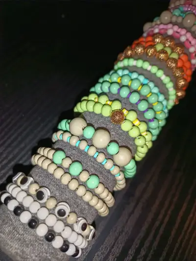 Set de 25 pulseras de cuentas coloridas - miniatura 1