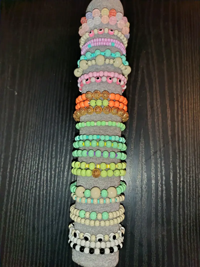 Set de 25 pulseras de cuentas coloridas - 2