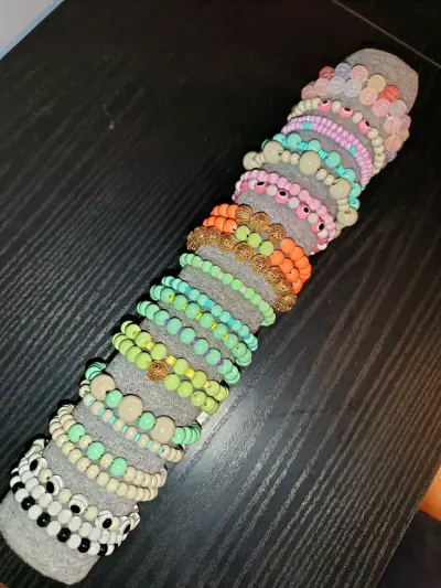 Set de 25 pulseras de cuentas coloridas - miniatura 3