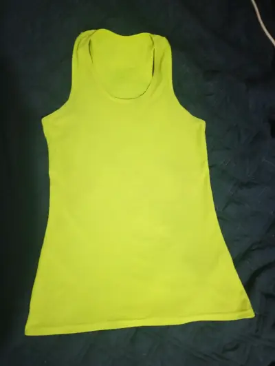 Polera sin mangas amarilla para mujer - miniatura 1