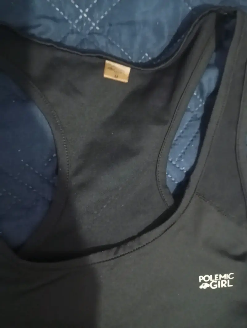 Polera sin mangas negra Polemic Girl - 2