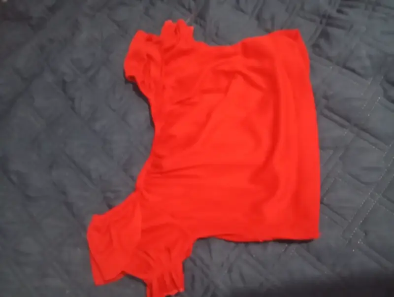 Blusa roja de mujer con mangas cortas