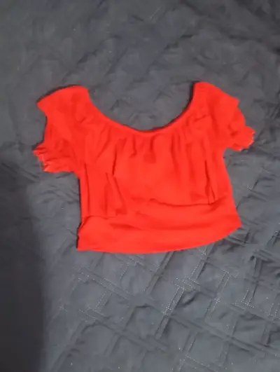Blusa roja de mujer con mangas cortas - miniatura 2