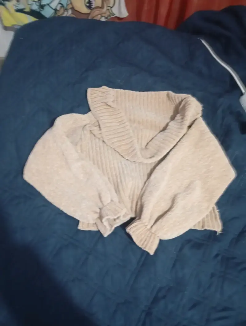 Suéter beige de cuello alto para mujer