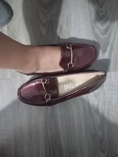 Mocasines de cuero burdeos con hebilla metálica - miniatura 1