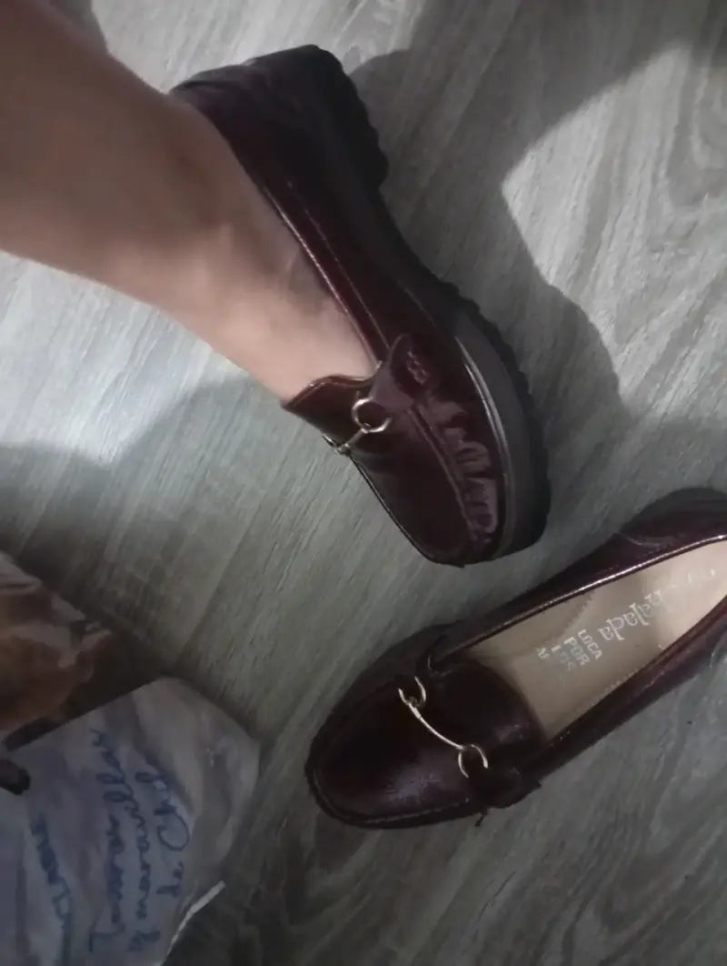 Mocasines de cuero burdeos con hebilla metálica - 4