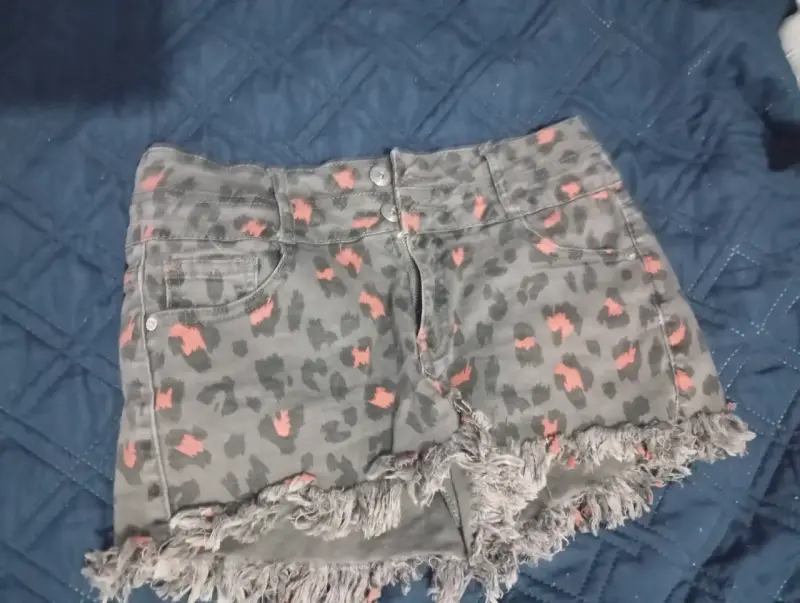 Shorts de mezclilla con estampado animal print