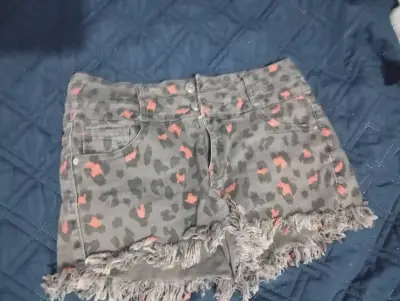 Shorts de mezclilla con estampado animal print - miniatura 1
