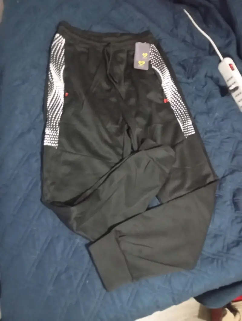 Buzo deportivos negros con diseño de puntos - 1