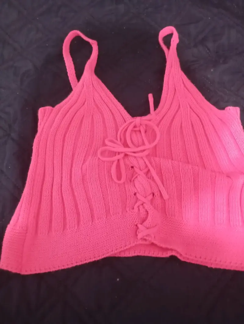 Top tejido rosa con diseño de lazo