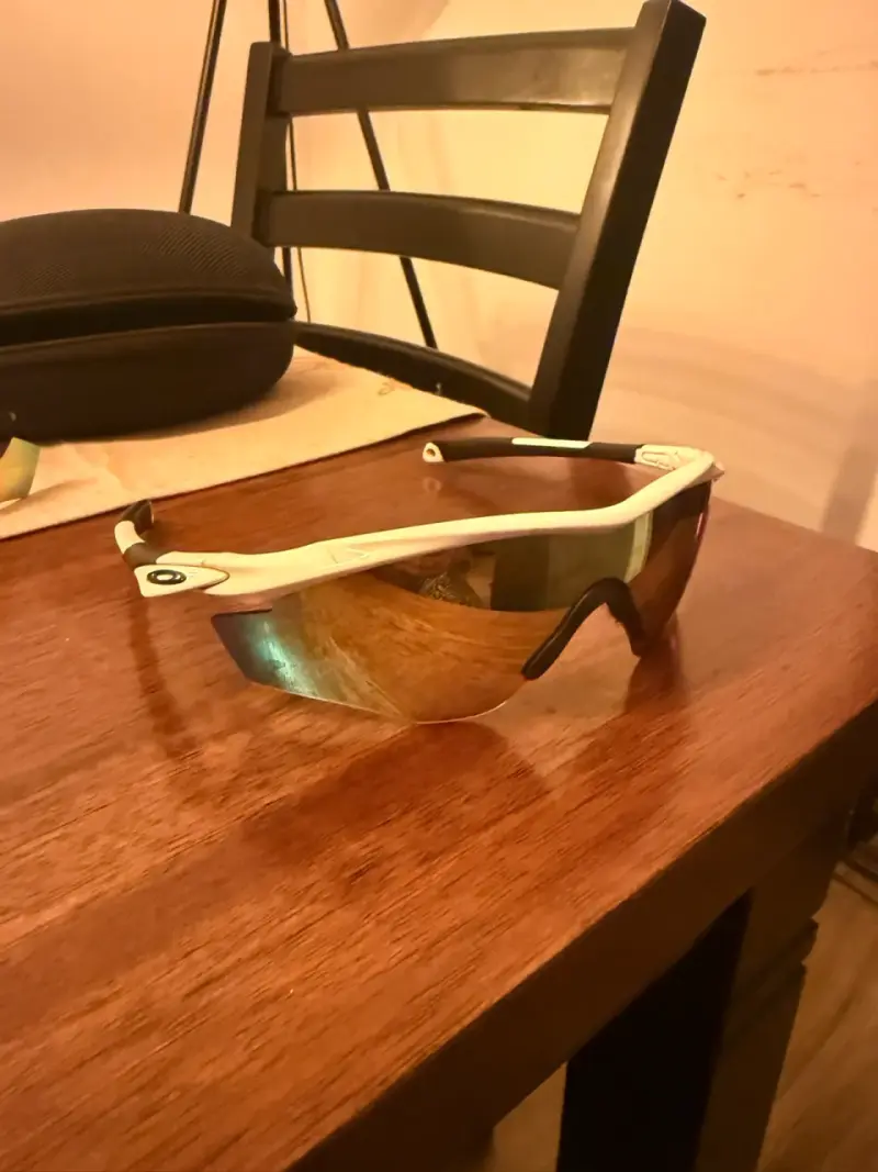 Gafas de sol deportivas Oakley con estuche - 1
