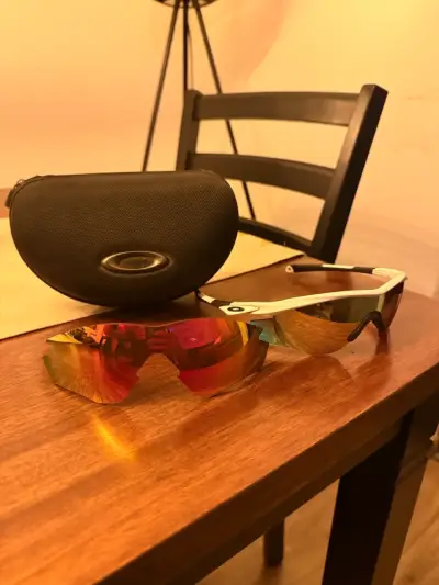 Gafas de sol deportivas Oakley con estuche - miniatura 2