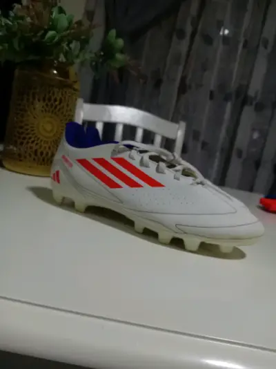 Zapatillas de fútbol Adidas blancas con rayas rojas - miniatura 1