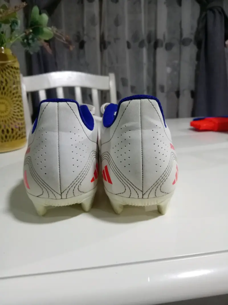 Zapatillas de fútbol Adidas blancas con rayas rojas - 2