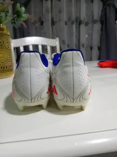 Zapatillas de fútbol Adidas blancas con rayas rojas - miniatura 2