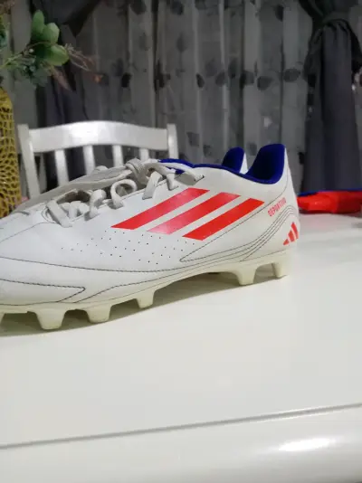 Zapatillas de fútbol Adidas blancas con rayas rojas - miniatura 3