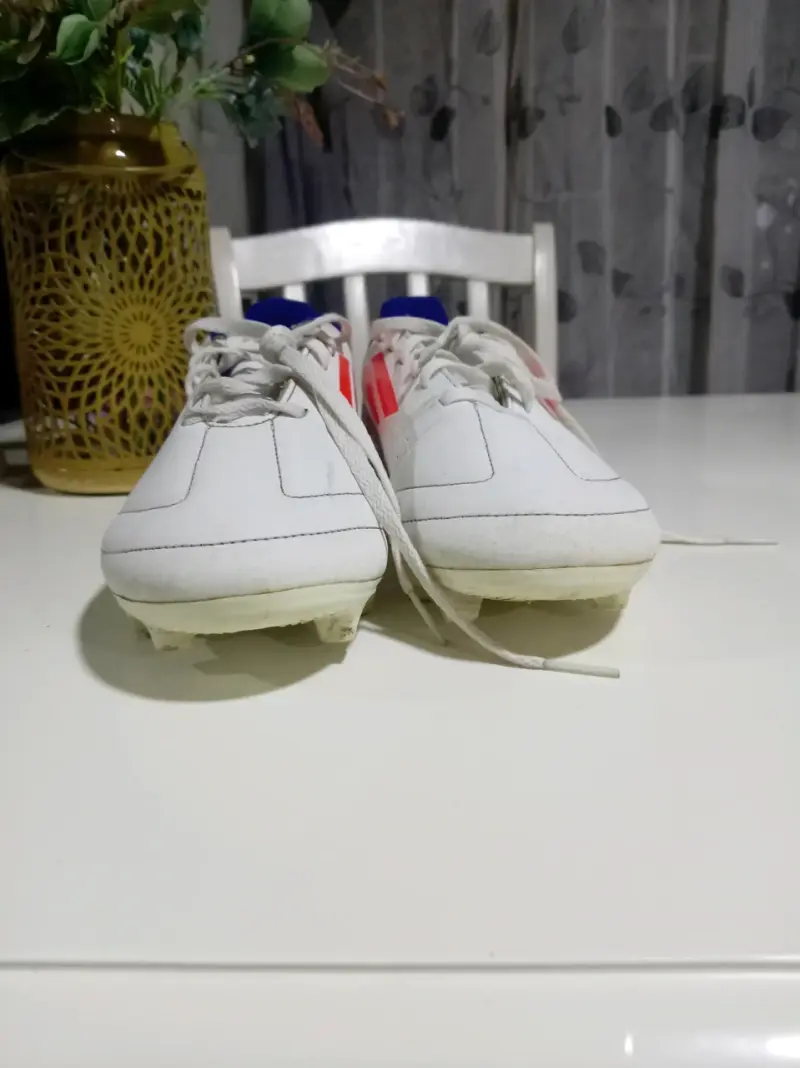 Zapatillas de fútbol Adidas blancas con rayas rojas - 4