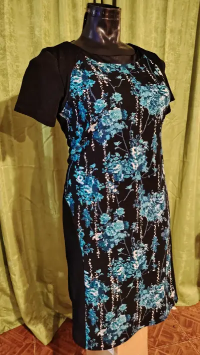 Vestido floral negro y azul para mujer - miniatura 1