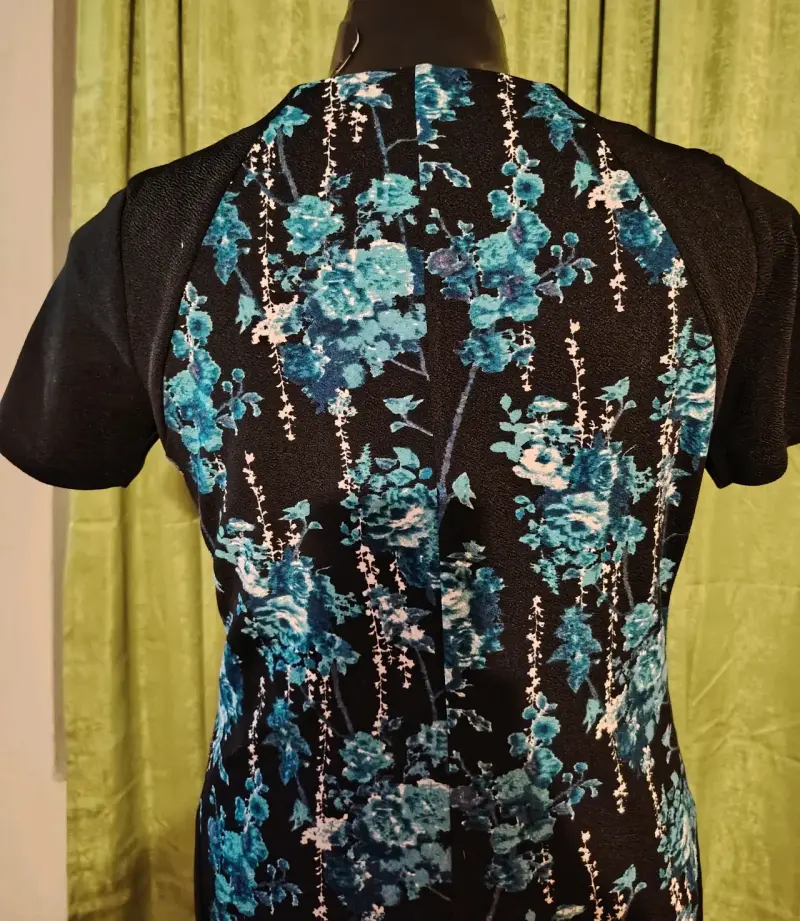 Vestido floral negro y azul para mujer - 4