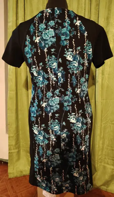 Vestido floral negro y azul para mujer - miniatura 5