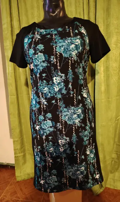 Vestido floral negro y azul para mujer - miniatura 6