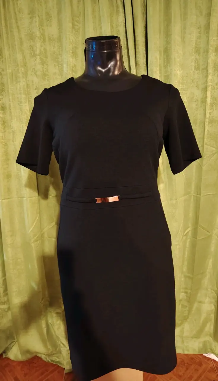 Vestido negro elegante con detalle metálico - 1