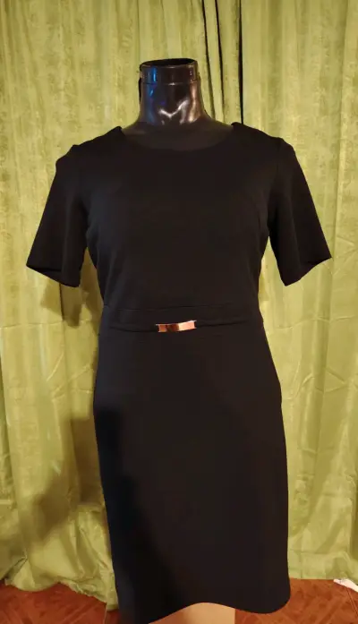Vestido negro elegante con detalle metálico - miniatura 1