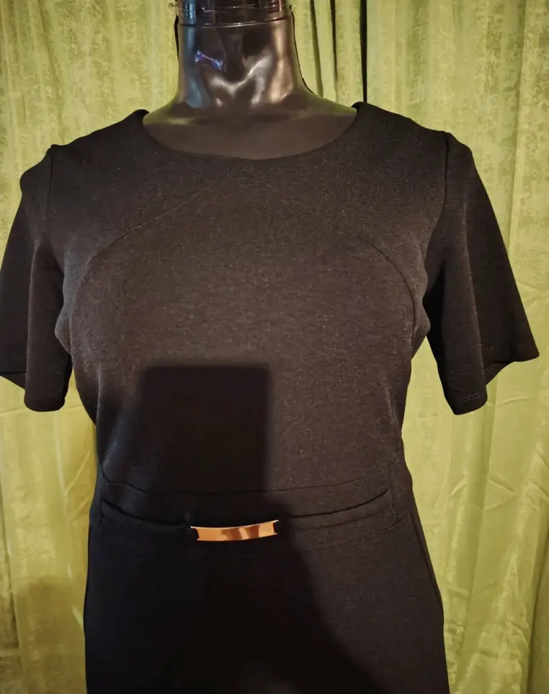 Vestido negro elegante con detalle metálico - 3